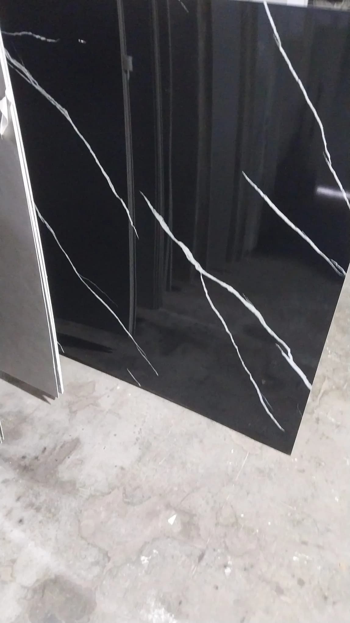 Plaque effet marbre noir veiné de blanc, finition brillante
